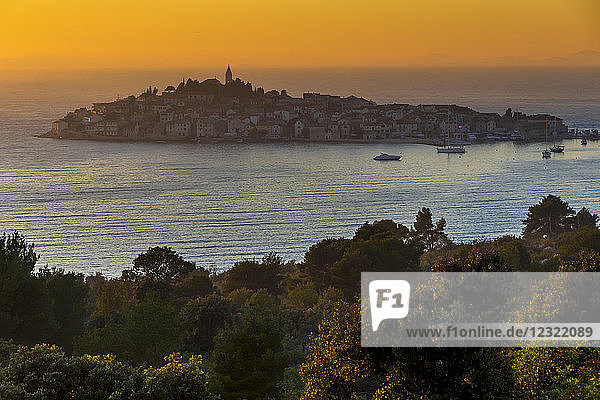 Blick über die Altstadt von Primosten  die auf einer kleinen Insel liegt  bei Sonnenuntergang  Kroatien  Europa
