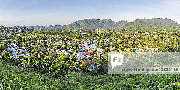 Panoramablick von einem Aussichtspunkt über die Stadt Somoto  Nicaragua  Mittelamerika