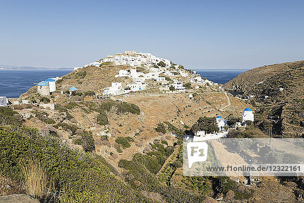 Blick über das auf einem Hügel gelegene Dorf Kastro  Sifnos  Kykladen  Ägäisches Meer  Griechische Inseln  Griechenland  Europa