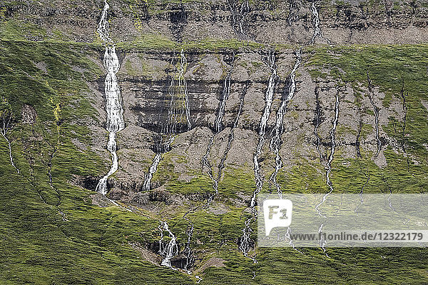 Wasserfall  Drangajokull-Gletscher  Westfjorde  Island  Polarregionen
