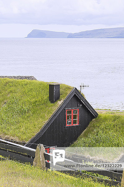 Traditionelle Häuser mit Grasdach  Kirkjubour  Insel Streymoy  Färöer Inseln  Dänemark  Europa