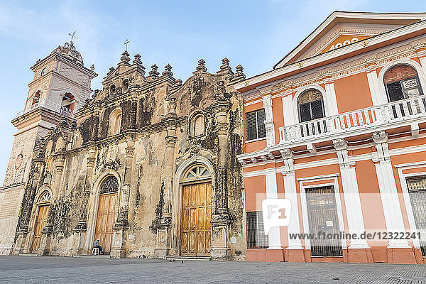 Die Kirche La Merced in Granada im ersten Sonnenlicht  Granada  Nicaragua  Mittelamerika