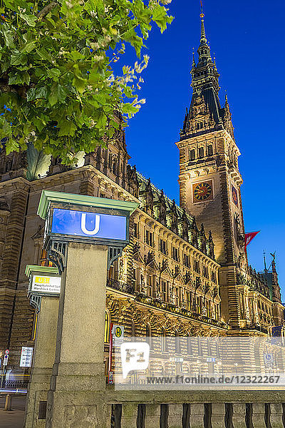 Das beleuchtete Rathaus in der Abenddämmerung  Hamburg  Deutschland  Europa