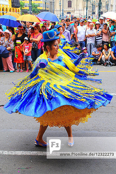 Einheimische Frauen tanzen beim Fest der Jungfrau de la Candelaria in Lima  Peru  Südamerika