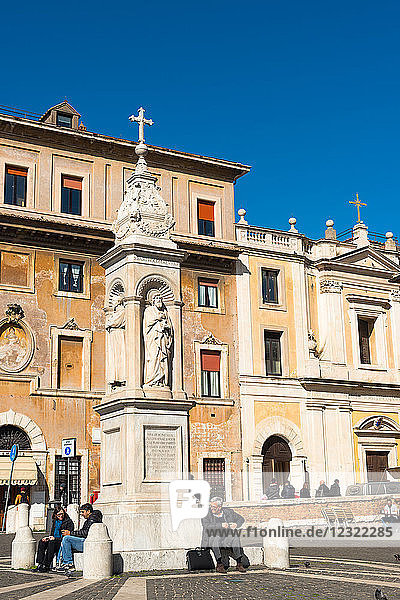 Piazza San Bartolomeo all'Isola (St. Bartholomäus) auf der Insel Tiberina mit einem Schrein  der 1869 von Papst Pius IX. in Auftrag gegeben wurde  Rom  Latium  Italien  Europa