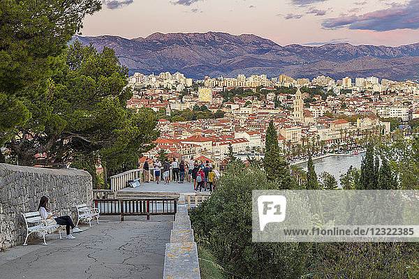 Blick vom Marjan-Hügel über die Altstadt von Split in der Abenddämmerung  Split  Kroatien  Europa