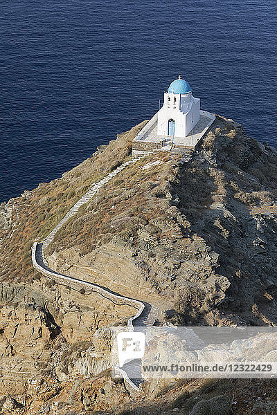 Weiße griechisch-orthodoxe Kapelle von Eftamartyres auf Landzunge  Kastro  Sifnos  Kykladen  Ägäisches Meer  Griechische Inseln  Griechenland  Europa