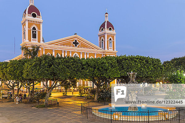 Der Hauptplatz und die Kathedrale von Granada in der Abenddämmerung  Granada  Nicaragua  Mittelamerika