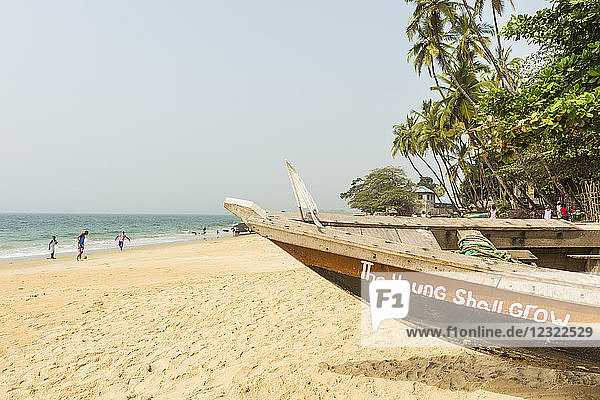 Einheimische Fischerboote am Strand von Bukeh  Sierra Leone  Westafrika  Afrika