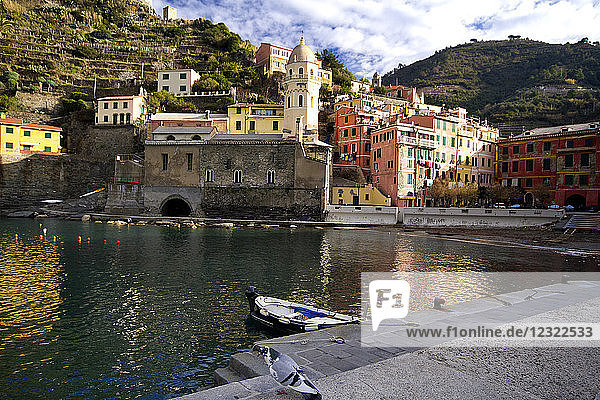 Hafen von Vernazza in den Cinque Terre  UNESCO-Weltkulturerbe  Ligurien  Italien  Europa