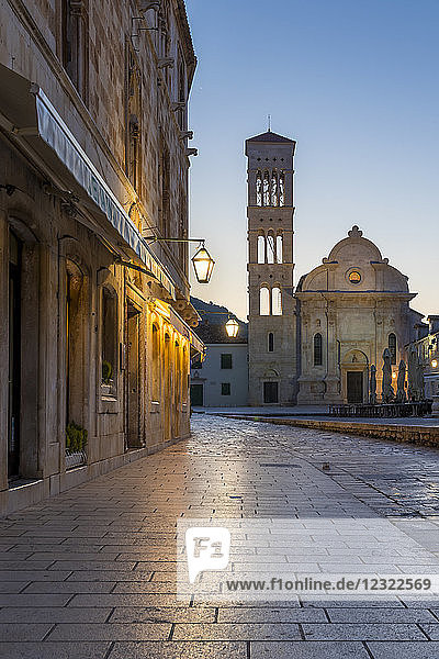 Die Kirche des Heiligen Stefan auf dem Hauptplatz der Stadt Hvar in der Morgendämmerung  Hvar  Kroatien  Europa