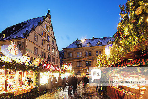 Weihnachtsmarkt auf dem Schillerplatz  Stuttgart  Baden Württemberg  Deutschland  Europa