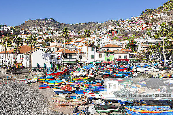 Traditionelle bunte Fischerboote am Strand im Fischerdorf Camara de Lobos  Madeira  Portugal  Atlantik  Europa
