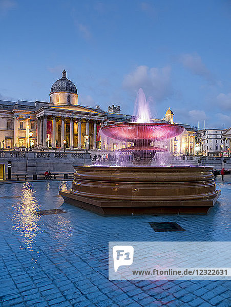 Springbrunnen am Trafalgar Square und National Gallery in der Abenddämmerung  London  England  Vereinigtes Königreich  Europa