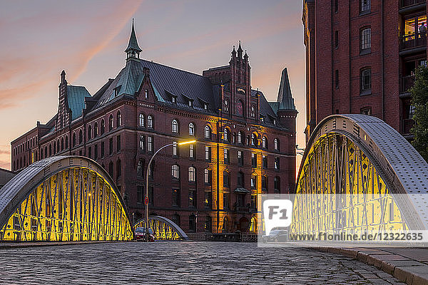 Blick von der Neuerwegsbrücke auf den Sandtorkai-Hof in der Speicherstadt bei Sonnenuntergang  Hamburg  Deutschland  Europa