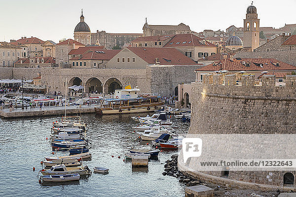 Blick vom Ploce-Tor auf die Altstadt von Dubrovnik  UNESCO-Weltkulturerbe  Kroatien  Europa