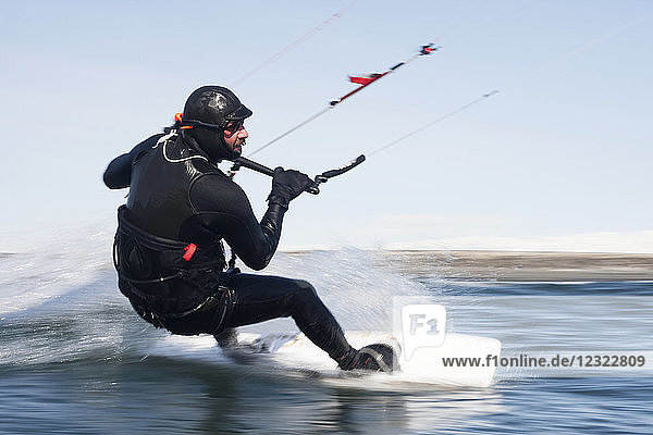 Mann beim Kitesurfen in der Nähe von Homer  Süd-Zentral-Alaska; Alaska  Vereinigte Staaten von Amerika