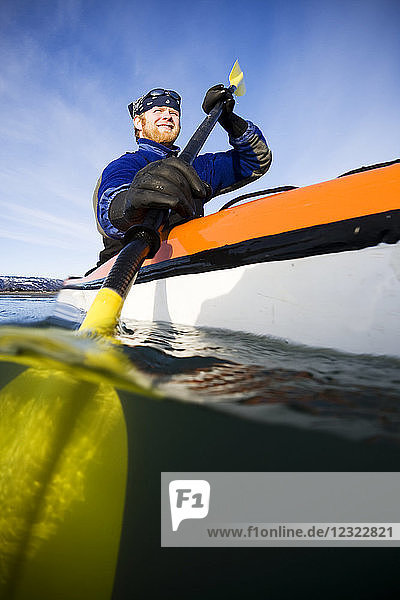 Mann beim Seekajakfahren in der Kachemak Bay  Süd-Zentral-Alaska; Homer  Alaska  Vereinigte Staaten von Amerika