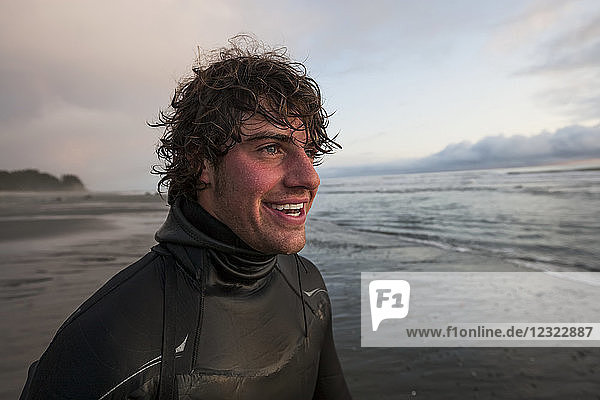 Porträt eines Surfers an der Küste bei Yakutat  Südost-Alaska; Alaska  Vereinigte Staaten von Amerika