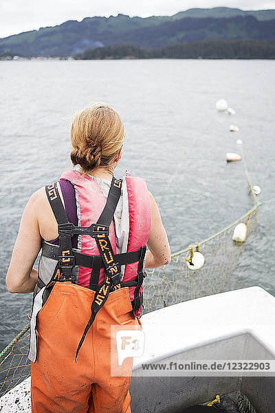 Stellnetzfischerin beim Einholen ihres Netzes in der Nähe von Seldovia  Süd-Zentral-Alaska; Alaska  Vereinigte Staaten von Amerika