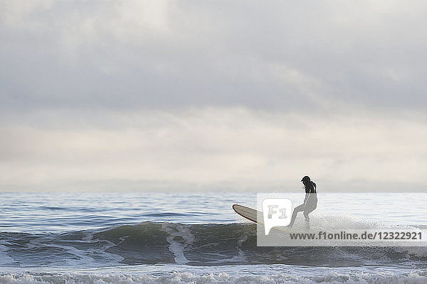 Mann fängt eine Welle beim Surfen  Südost-Alaska; Yakutat  Alaska  Vereinigte Staaten von Amerika