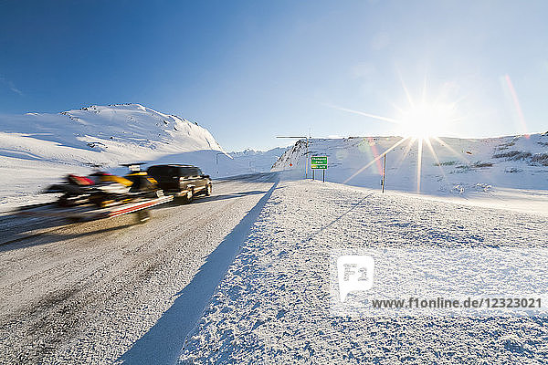 Lastwagen  der Schneemaschinen auf dem Richardson Highway am Thompson Pass bei Valdez im Winter zieht; Alaska  Vereinigte Staaten von Amerika