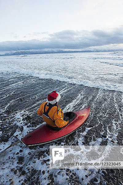 Kajak-Surfer bei der Vorbereitung auf den Einstieg in die Kachemak Bay  Süd-Zentral-Alaska; Homer  Alaska  Vereinigte Staaten von Amerika