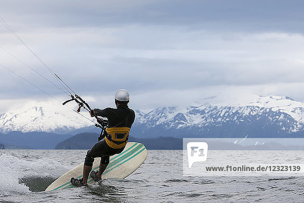 Mann beim Kitesurfen in der Kachemak Bay  Süd-Zentral-Alaska; Alaska  Vereinigte Staaten von Amerika