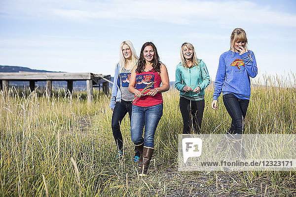 Vier junge Frauen erkunden die Küste von Homer  Süd-Zentral-Alaska; Homer  Alaska  Vereinigte Staaten von Amerika