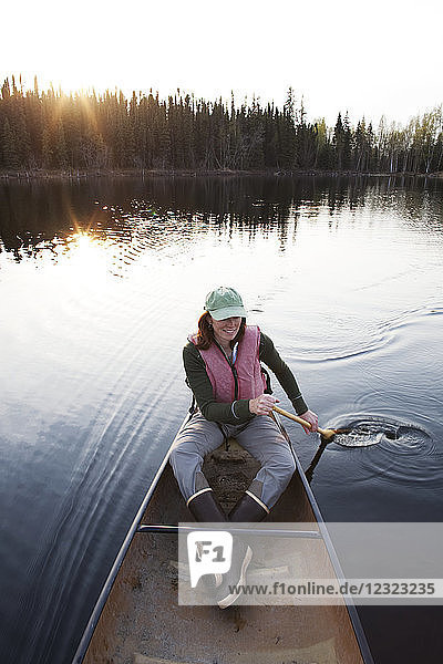 Frau in einem Kanu am Swanson Lake  Kenai-Halbinsel  Süd-Zentral-Alaska; Alaska  Vereinigte Staaten von Amerika
