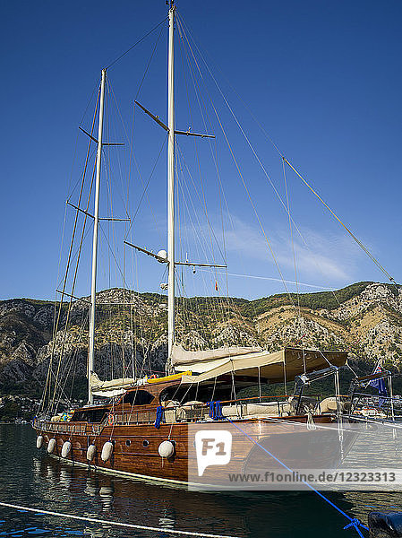 Eine Segelyacht in der Bucht von Kotor; Kotor  Montenegro