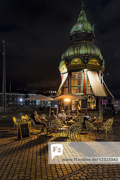 Kleines Café auf einem nächtlichen Stadtplatz; Kopenhagen  Dänemark