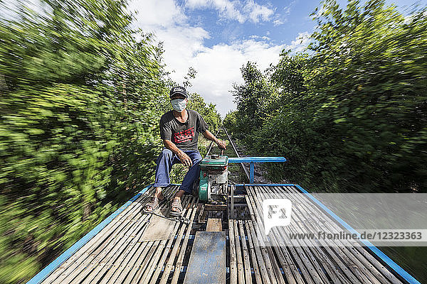 Fahrer auf dem Norry  dem Bambuszug; Battambang  Kambodscha