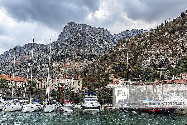Jachten und Segelboote beim Anlegen im Hafen in der Bucht von Kotor; Kotor  Montenegro
