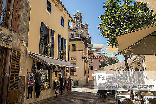 Kleine Geschäfte und Restaurants entlang einer engen Straße; Alcudia  Mallorca  Balearen  Spanien