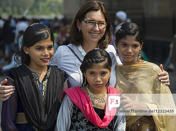 Eine kaukasische Frau posiert mit drei schönen jungen indischen Frauen; Mumbai  Maharashtra  Indien