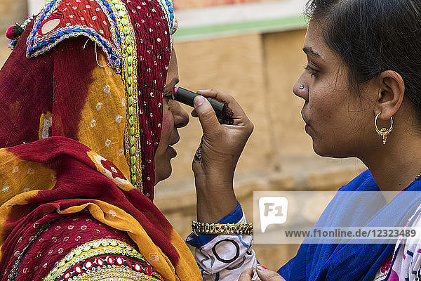 Indische Frauen beim Auftragen von Kosmetika; Jaisalmer  Rajasthan  Indien