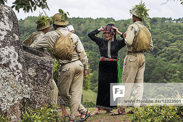 Als Pathet Lao-Soldaten verkleidete Schauspieler und Frauen in traditioneller Tracht in Site 2  Plain of Jars; Xiangkhouang  Laos