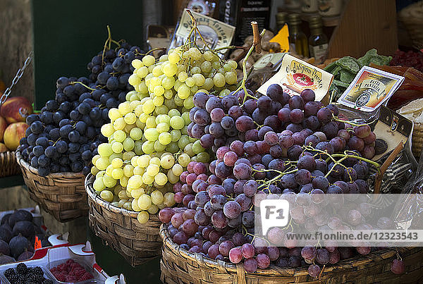 Nahaufnahme von drei Körben mit verschiedenfarbigen Weintrauben auf einem Markt; Florenz  Toskana  Italien