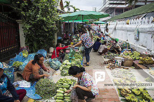 Gemüsehändler auf dem Morgenmarkt; Luang Prabang  Luang Prabang  Laos