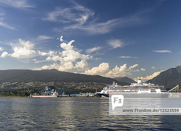 Kreuzfahrtschiff beim Auslaufen aus dem Hafen von Vancouver; Vancouver  British Columbia  Kanada