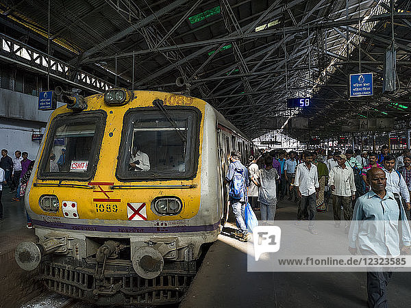 Chhatrapati Shivaji Maharaj Terminus  früher bekannt als Victoria Terminus Station  ein historischer Bahnhof und UNESCO-Weltkulturerbe; Mumbai  Maharashtra  Indien