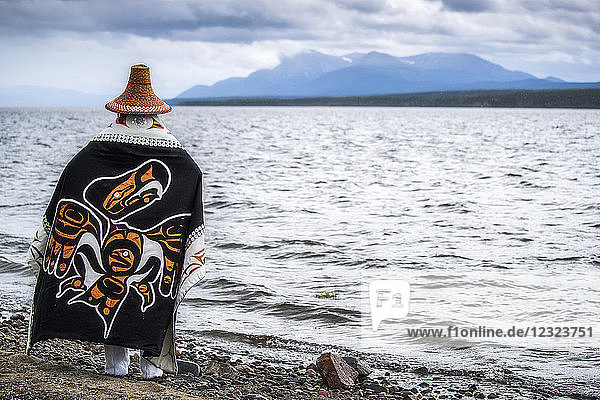 Tlingit First Nation Frau in traditioneller Kleidung am Ufer des Teslin Lake; Teslin  Yukon  Kanada