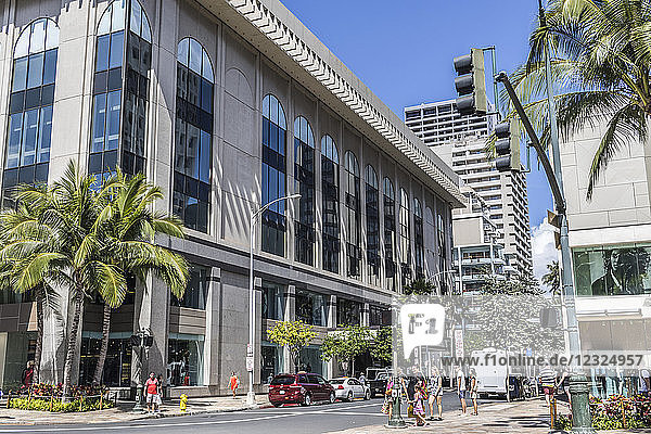 Blick nach Norden auf die Seaside Avenue von der Südseite der Kalakaua Avenue mit dem Waikiki Busines Plaza auf der rechten Straßenseite in Waikiki; Honolulu  Oahu  Hawaii  Vereinigte Staaten von Amerika