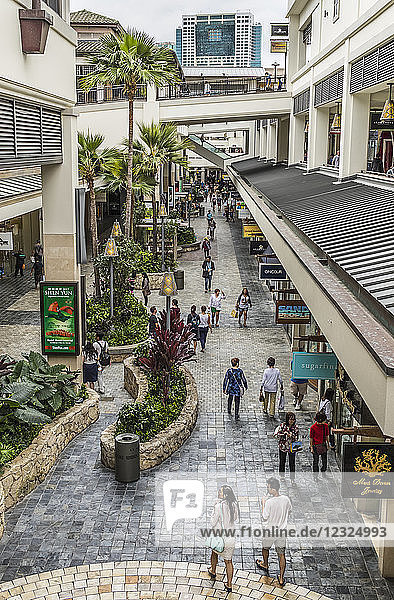 Blick in das Ala Moana Shopping Center  ein Open-Air-Einkaufszentrum  das seinen mehrstöckigen und tropischen Charakter zeigt  Waikiki; Honolulu  Oahu  Hawaii  Vereinigte Staaten von Amerika