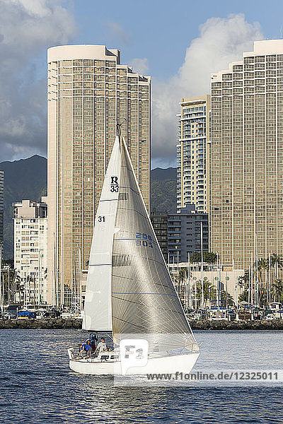Segeln vom Ala Wai Bootshafen  Waikiki; Honolulu  Oahu  Hawaii  Vereinigte Staaten von Amerika