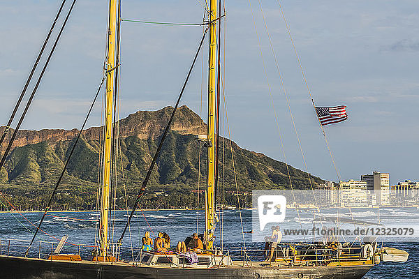 Segeln in Richtung des Ala Wai Bootshafens  vorbei an Waikiki und Diamond Head; Honolulu  Oahu  Hawaii  Vereinigte Staaten von Amerika