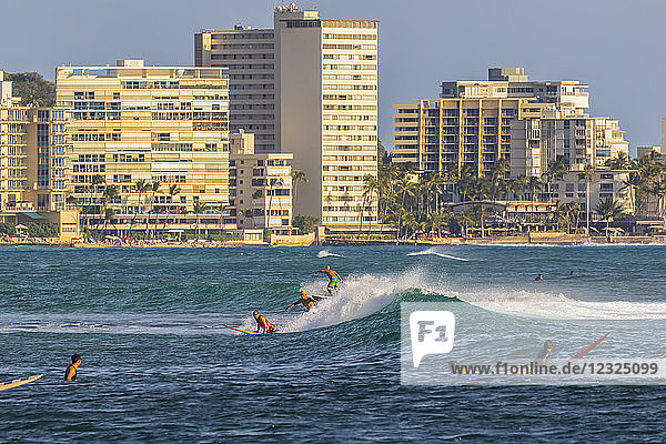 Surfen in Waikiki von der Zauberinsel aus gesehen  Ala Moana Beach Park; Honolulu  Oahu  Hawaii  Vereinigte Staaten von Amerika