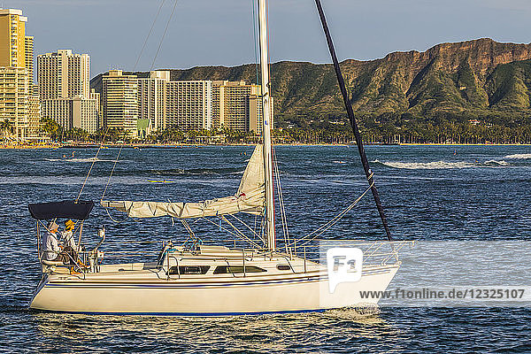 Segeln vom Ala Wai Bootshafen vorbei an Waikiki und Diamond Head; Honolulu  Oahu  Hawaii  Vereinigte Staaten von Amerika