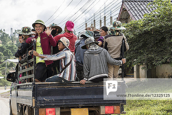 Menschen auf dem Rücksitz eines Lastwagens; Phonsavan  Xiangkhouang  Laos
